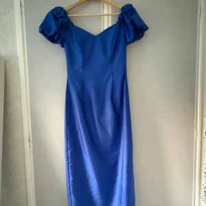 Balklänning/ klänning  - Elegant, figursydd och vintage blå klänning med puffiga ärmar. Klänningen är i storlex XS/S och är från märket The house of Nicholas LONDON. Pris går absolut att förhandla vid smidig affär😊