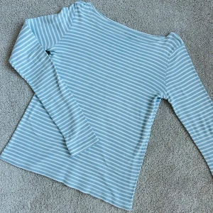 Långärmad top från Brandy - Ljusblå/vitrandig top från Brandy. Båtringning. Endast testad så i nyskick! 60:- 