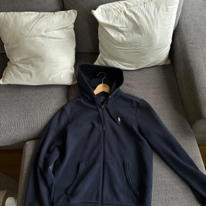 Polo Ralph Lauren Zip Hoodie - Mörkblå, använd men i bra skick. Nypris ligger på 2300kr