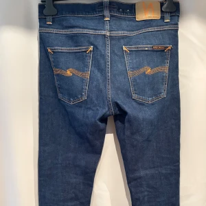 Mörkblå jeans från Nudie Jeans - Feta blåa Nudie Jeans i storlek W33 L32, osäker på modellen då den lappen inte finns kvar tyvärr men tror att det är ”Lean Dean”. De är i mycket bra skick, hör av er vid eventuella frågor!!
