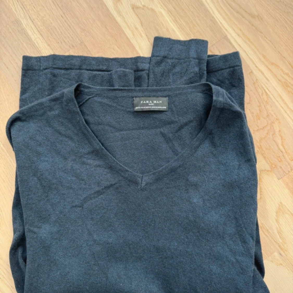 Svart v-ringad tröja från Zara Man