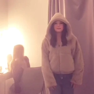 Beige teddyjacka med huva - AS SNYGG VÅRJACKA😍 Beige teddyjacka perfekt nu till  hösten, jackan säljs inte längre vad jag kan se på deras hemsida men den e ifrån pull&bear.😊När jag köpte den kostade den 550kr i butik. Lånade bilder men kan skicka fler privat om de efterfrågas💕