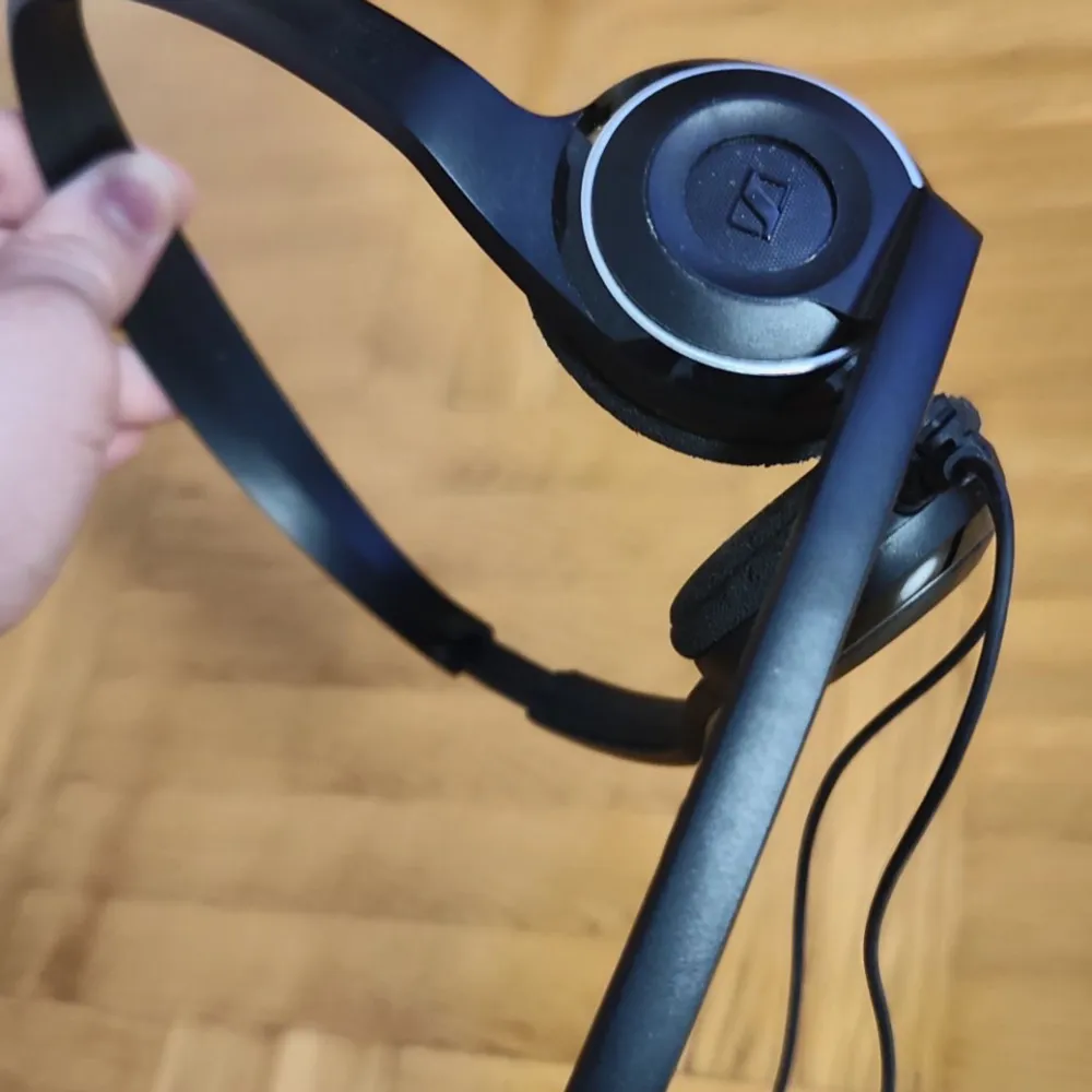 Sennheiser hörlurar till salu. Bra skick utan några problem, funkar felfritt. Hör av er för mer info! PRIS KAN DISKUTERAS!. Muu.