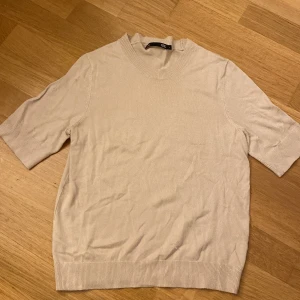 Tunn stickad t- shirt från lager 157 - Snygg beige stickad t- shirt. Tunt material. Aldrig använt. Storlek S. 🤍