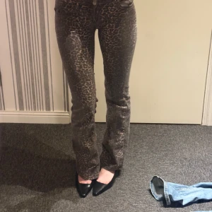 Leopardmönstrade byxor - Snygga leopardmönstrade byxor i en mörk färgton. Byxorna har en tight passform och är perfekta för att sticka ut. De har en klassisk femficksdesign och stängs med dragkedja och knapp. Priset går att diskutera 💕