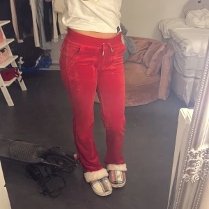 Röda low waist byxor från Juicy Couture - Snygga röda byxor från Juicy Couture som är relativt nya som jag använt max 5 gånger💕