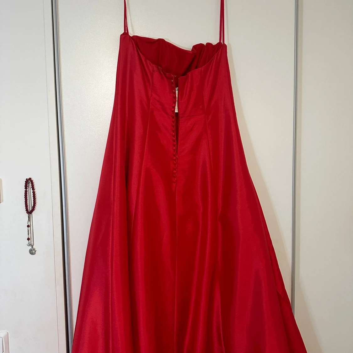 Röd långklänning med dekorativ detalj - 3