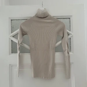 Beige ribbad polotröja - Ribbstickad tröja med polokrage, använd 1-3ggr.