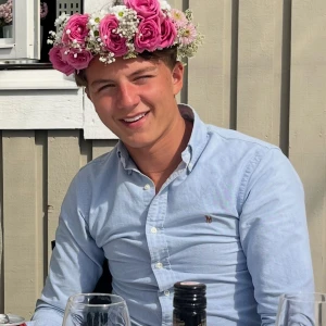 Ljusblå skjorta från Polo Ralph Lauren - Säljer en klassisk ljusblå skjorta från Polo Ralph Lauren i bomull.  Custom fit-modell med lång ärm, perfekt för en clean och stilren look. As snygg nu till sommaren! Storlek XXL men passar mer L/XL