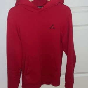 Nike/Jordan hoodie - Snygg röd hoodie från Jordan med klassisk logga broderad på bröstet. köpt på footlocker för 749kr för ett tag sen men fortfarande jätte bra skick inget fel dock strl xs men passar till s också 