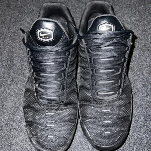 Nike Air Max Plus Tn helsvarta sneakers - Nike Air Max Plus Tn. Kan lätt passa 44 också, har inte original boxen men packar dom i en likadan box.
