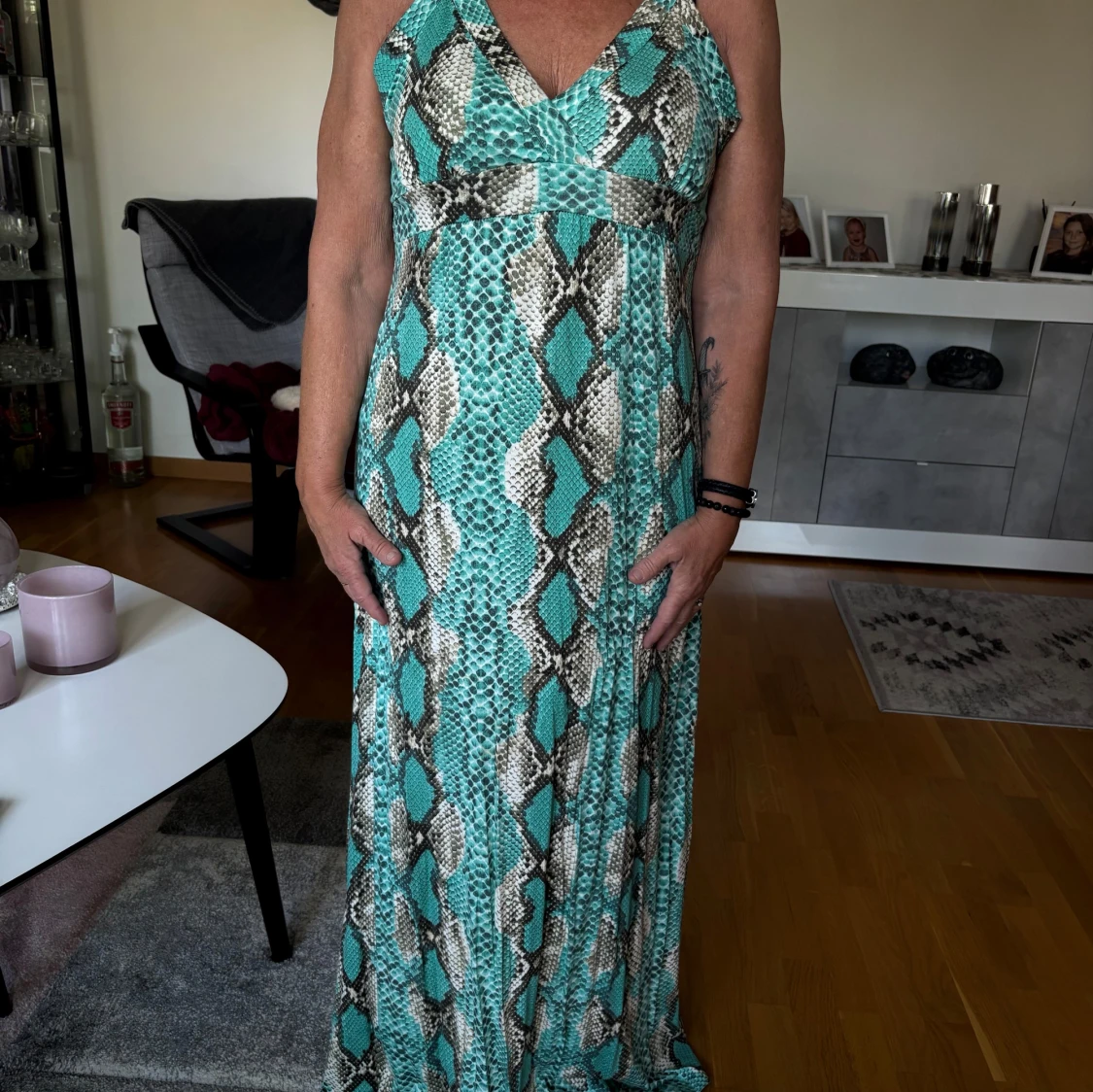 Turkos långklänning med ormmönster