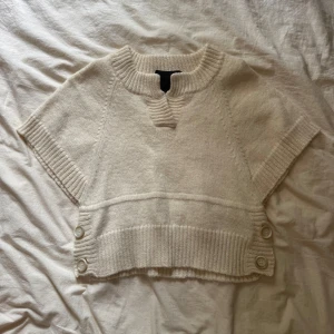 Väst/tröja - Såå snygg och passar perfekt både till sena sommarkvällar och kallare årstider😍😍 60% alpaca ull