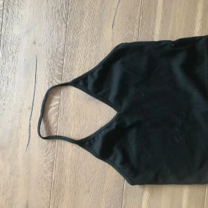 Ribbad halterneck topp - Bra skick