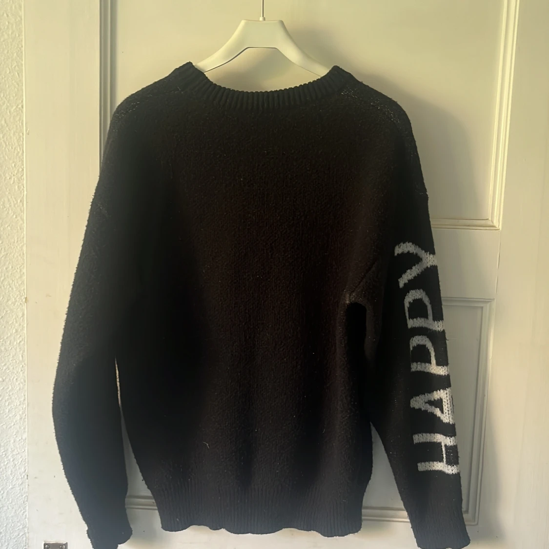 Svart stickad tröja med text - 2