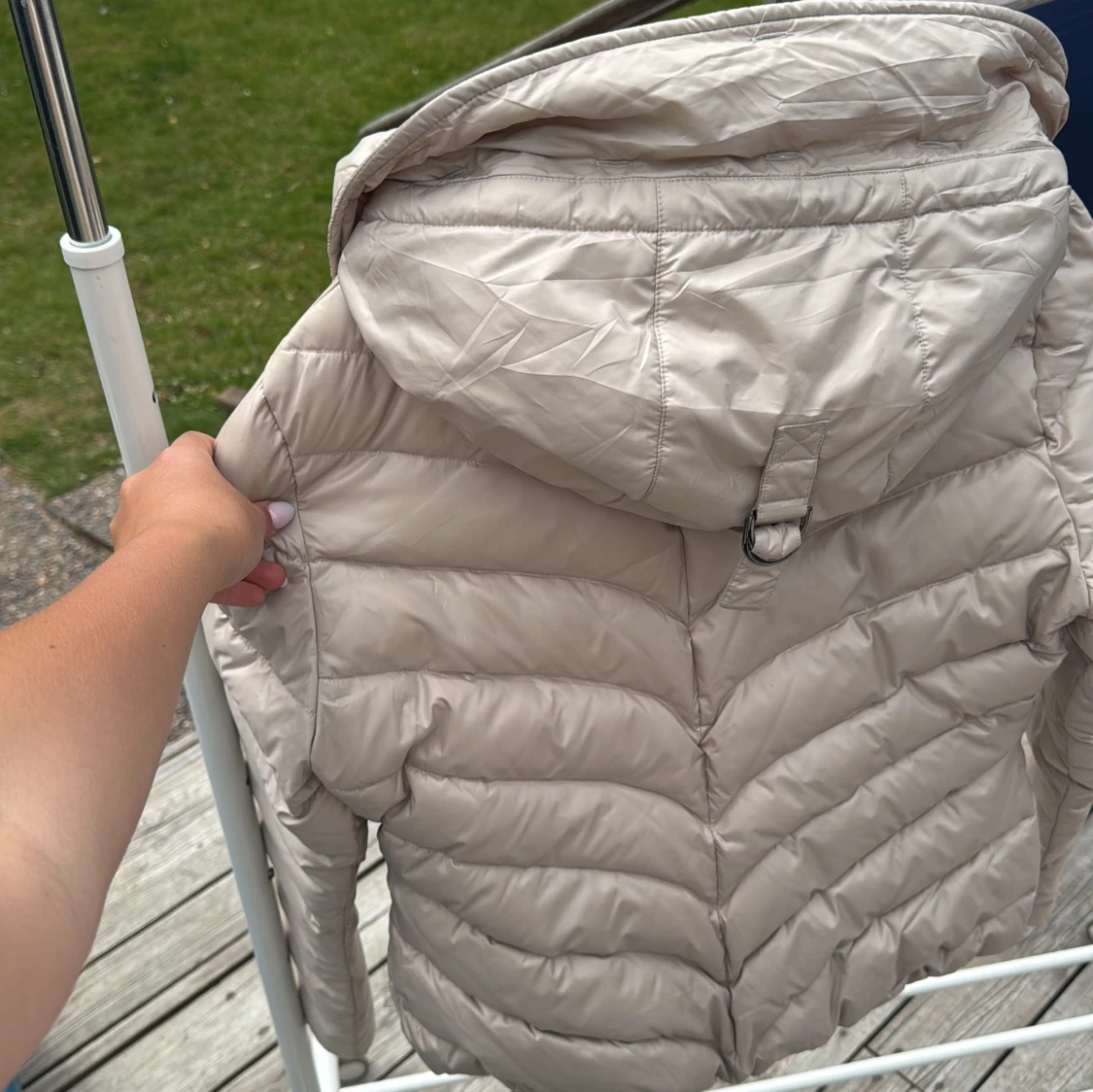 Beige dunjacka med pälskant Hollies - 1