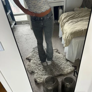 Grå bootcut jeans  - Snygga grå jeans från Gina tricot i bootcut-modell med normal midja. Älskar den unika färgen, jag är 170. Perfekta för dig som gillar en stilren och trendig look.