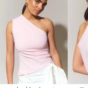 Ljusrosa topp oneshoulder - Säljer en ljusrosa omlott linnetopp med asymmetrisk halsringning. Toppen är ärmlös och har en snygg, enkel design som passar perfekt till jeans eller kjol. Materialet känns mjukt och lätt mot huden. Knappt använd 