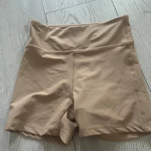 beiga cykelbyxor - cykelbyxor perfekt att ha under en kjol! inte använd en enda gång, helt nya