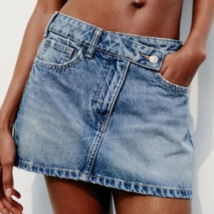 Jeanskjol - Från Zara, använd 1 gång. Som ny. Denna säljs inte längre och väldigt eftertraktad.