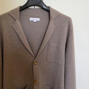 Blazer från Brown avenue - Säljer en snygg blazer från Brown avenue, 100% Kashmir, köpt för nån månad sen för 2600 och knappt använd, hör av er vid funderingar, funkar perfekt till allt