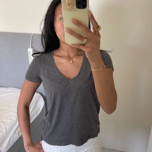 Grå v-ringad tshirt - En djupare v-ringad tröja från zara som passar både s och m🥰🥰🥰🥰