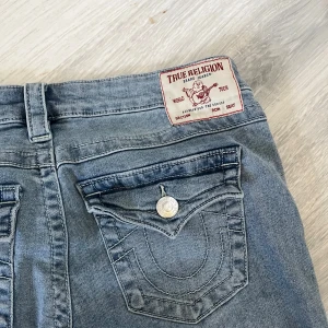 True Religion Joey Low Rise Flare Jeans - Helt oandvänd jeans från True Religion, modell Joey Low Rise Flare. Provade en gång men vart för stora så sedan dess ej andvända! Skit snygga och trendiga! Önskade dom var i min storlek!