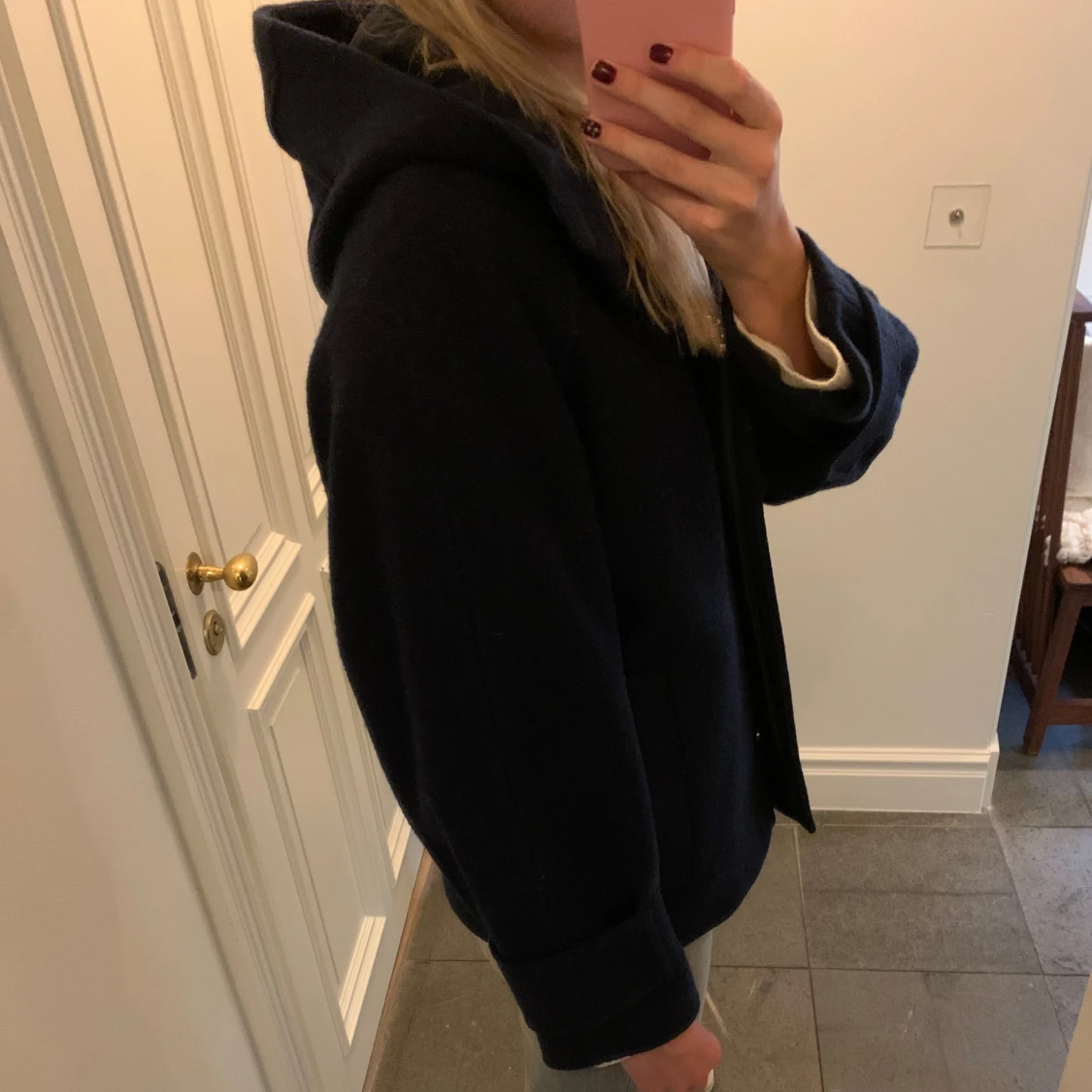 Mörkblå jacka med huva från COS - 1