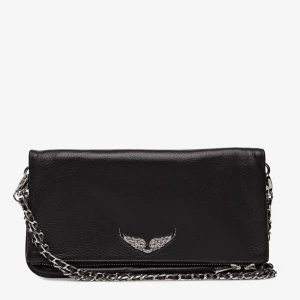 Zadig & Voltaire Rock Nano väska - Jätte fin och äkta Rock nano läder väska från Zadig & Voltaire!! Jag har tyvärr tappat bort dust bag och identifikations kort men har ett digitalt kvitto! Väskan är i mycket bra skick och skulle även säga att den kan räknas som i nytt skick! Inga defekter överhuvudtaget och har nästan aldrig blivit buren! Väskan är gjord av läder och bör inte användas i regn eller i fukt! Pris går alltid att diskuteras vid snabb affär!! Fler frågor är det bara att DM’a💕