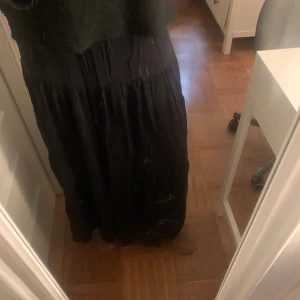 Svart långkjol från Stradivarius XS - Svart långkjol från Stradivarius i storlek XS men passar även S
