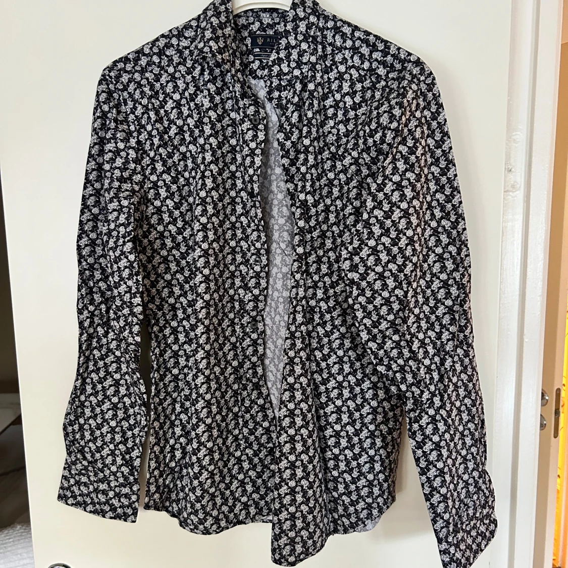 Svart blommig skjorta från Riley