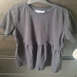  Volang t shirt - En svart volang t shirt 