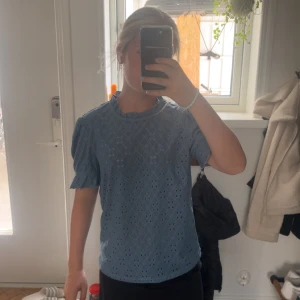 söt blus - jättesöt blus som inte är för genomskinlig storlek xs men passar s 