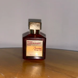 Baccarat Rouge 540 Extrait de Parfum - Lyxig parfym från Maison Francis Kurkdjian, Baccarat Rouge 540 Extrait de Parfum. Flaskan är djup röd med guldigt lock och etikett, och kommer i elegant röd kartong. Doften är ikonisk och exklusiv, perfekt för dig som vill sticka ut med en sofistikerad signatur.