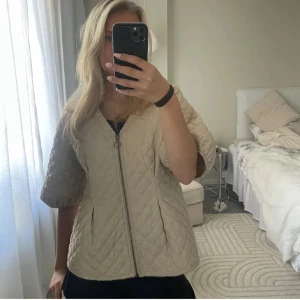 Kortärmad jacka från Lindex  - Superfin jacka som man både kan ha inomhus och ute!!! Knappt använd och i fint skick✨hör av dig om du har frågor elelr vill ha fler bilder ✨💕💕