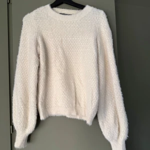 Vit fluffig stickad tröja Vero Moda - Supermjuk och fluffig vit stickad tröja från Vero Moda. Fråga för bilder på. Kommer inte till användning 