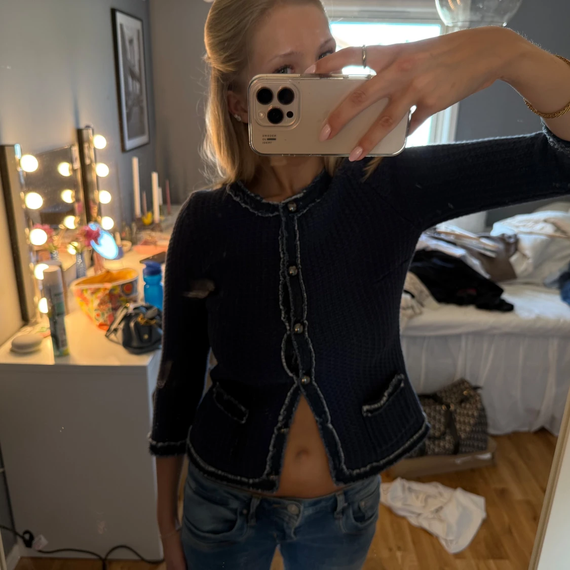 Stickad kofta med knappar