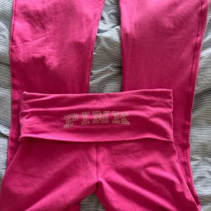 VS yoga pants - aldrig använda. jag är 176 och midjemåttet är 37 & innerbenslängden 82cm. ok att köpa direkt 🤍