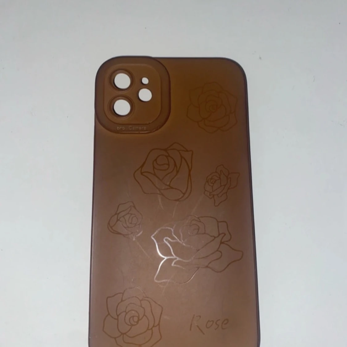 Brunt mobilskal med borttagna rosor