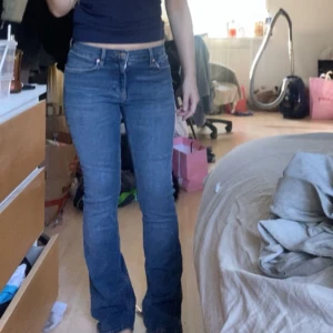 Blå bootcut jeans med låg midja - Vanliga snygga blå jeans från Gina. Dom heter ”perfect jeans” och använda typ 5 gånger. 