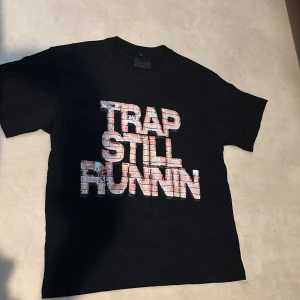 Syna world Trap Still Runnin - Säljer syna world t shirt, helt ny oanvänd,storlek s,