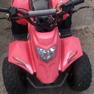 Fyrhjuling - Batteri saknas. Går att köpa för 150-200kr. Priset kan diskuteras vid snabb och smidig affär. (Skickas ej)