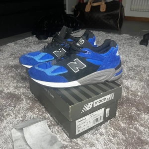 New Balance 990 v2 - Blå/Svart – Strl 43 (US 9.5) Säljer ett par äkta New Balance 990v2 från "Made in USA"-kollektionen i färgen blå/svart. Skorna är i nyskick – kvitto finns och medföljer vid köp.  ✅ Storlek: 43 (US 9.5) ✅ Nypris: ca 2 700 kr ✅ Skick: Som nya ✅ Inkl. originalkartong och kvitto  Perfekta sneakers med klassisk retro-look och riktigt bra komfort. Passar både till vardags och streetwear.