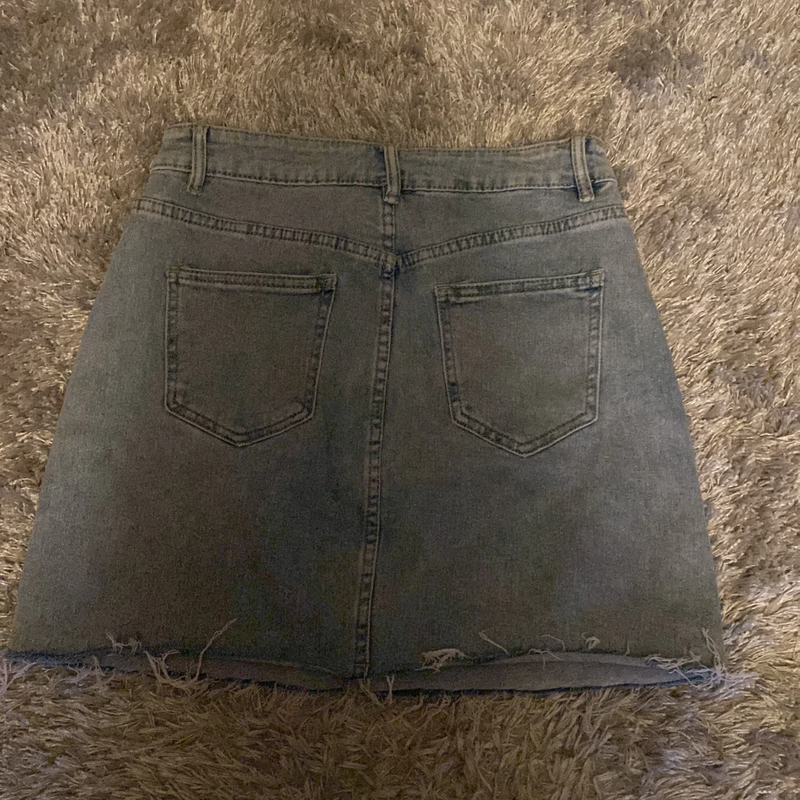 Grå jeanskjol med rå kant - 1