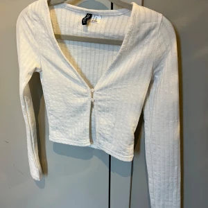 Vit kofta från H&M  - Vit kofta från H&M divided storlek XXS