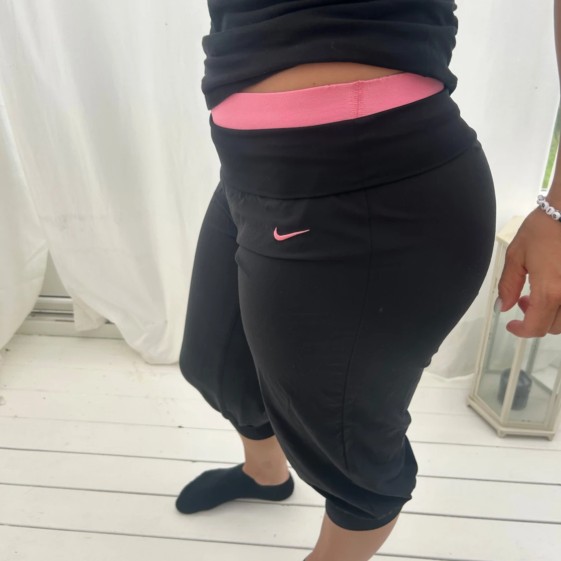 Nike svarta trekvartsbyxor med rosa detalj - 2