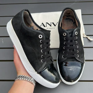 Lanvin - Säljer dessa sjukt feta lanvins! Självklart äkta! Svarta med glans! Skick 6/10. Size uk7 motsvarar 41-42! Dustbag ingår vid köp! Hör av dig vid minsta fundering 🤩🤩