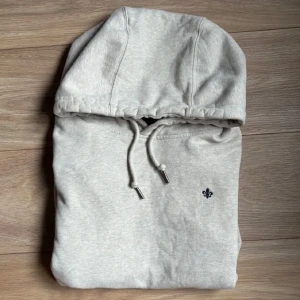 Ljusgrå hoodie från Morris, storlek M - Riktigt fet morris hoodie | bra skick | strl: M men passar S | skriv vid frågor