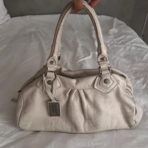 Marc Jacobs väska - Säljer en ljus beige Marc Jacobs Classiq Q groove leather bag i mycket fint skick!!💞💗