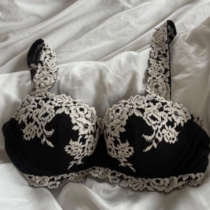 Blommig intimissimi bh - Balconettebehå Daniella pretty flowers från intimissimi i storlek 75B. Köpte den nyligen men har nästan inte använt den, endast ett fåtal gånger. Köpte den på intimissimis hemsida för 519kr men säljer den nu för 299kr 🌸